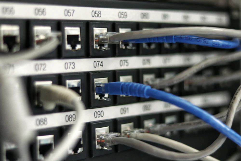 Corredor de servidores em data center com iluminação azul